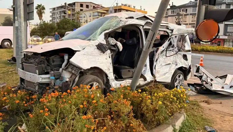 Antalya’da Midibüs ve Hafif Ticari Araç Çarpıştı: 6 Yaralı, Kaza Anı Kamerada!