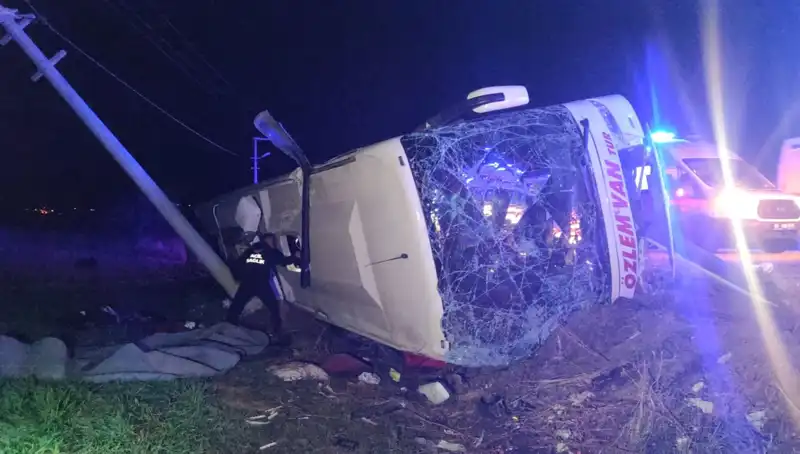 Van'da Yolcu Otobüsü Devrildi: 28 Kişi Yaralandı, Olayın Ayrıntıları Şok Etti