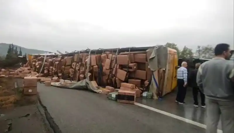 TEM Otoyolunda TIR Devrildi, Ankara Yolu Kapatıldı!