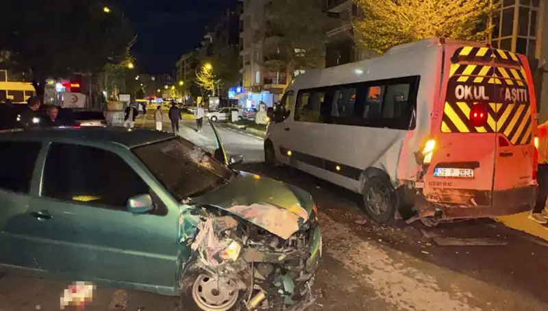Otomobil Servis Minibüsüne Çarpınca Korkunç Kaza: 6 Yaralı!