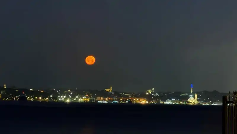 İstanbul'da "Çilek Dolunayı" Göz Kamaştırdı, Tabloluk Manzaralar Yaratıldı