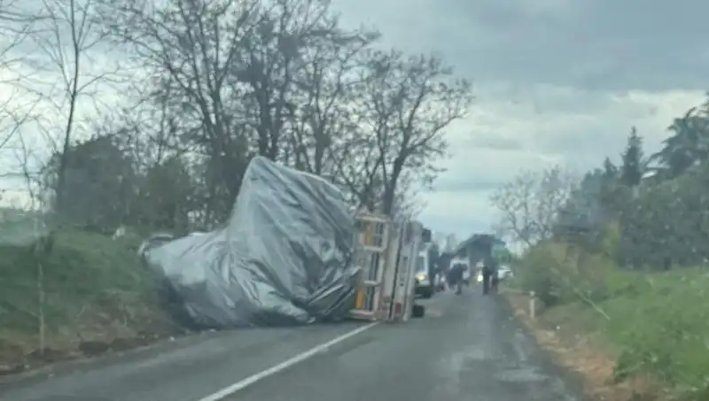 Tekirdağ’da Saman Yüklü TIR Devrildi: Kazanın Ayrıntıları Ortaya Çıkıyor