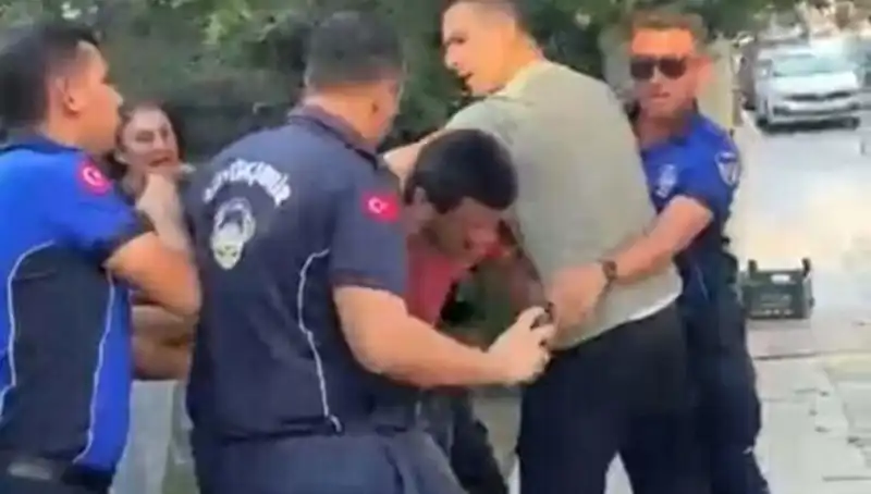 Seyyar Satıcı, Zabıta Ekiplerince Sokak Ortasında Şiddetli Saldırıya Uğradı!