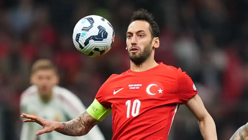 Fenerbahçe'nin Hakan Çalhanoğlu Teklifi Mourinho'yu İkna Edebilecek Mi?