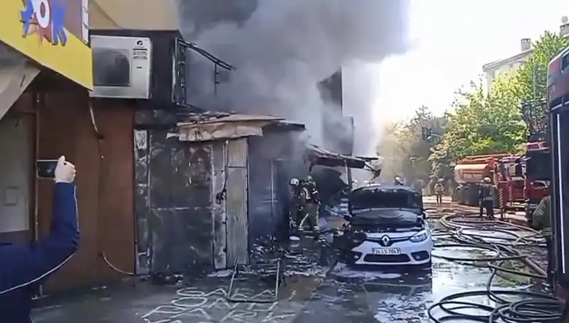 Ümraniye'de Hediyelik Eşya Dükkanında Çıkan Yangın Korkuttu