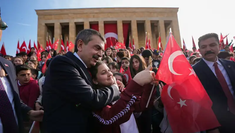 Bakan Tekin Anıtkabir'de Çocuklarla Bir Araya Gelerek Geleceği Kutladı