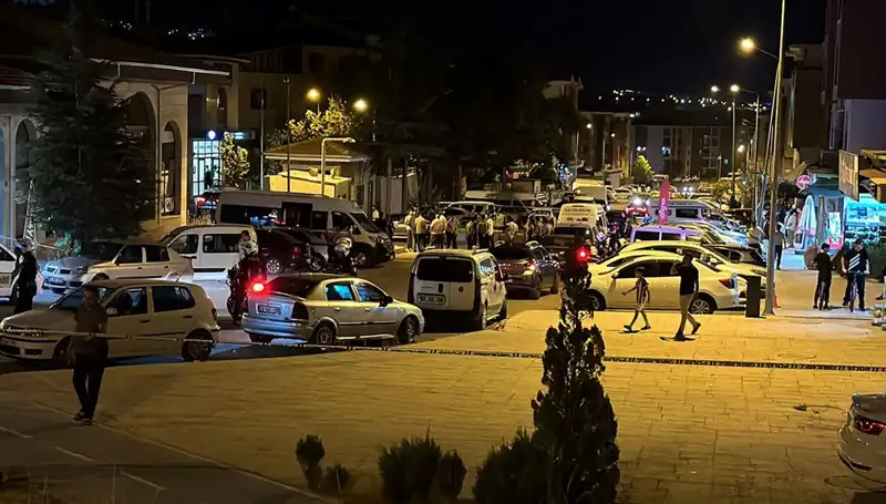 İki Aile Arasındaki Kavga: 1 Kişi Ağır Yaralı, 3 Kişi Hastaneye Kaldırıldı!