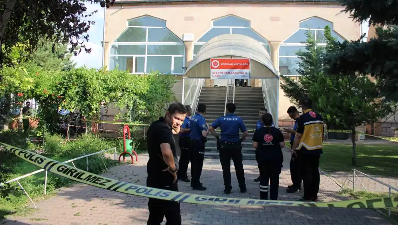 Namaz Sırasında Dehşet: Husumetlisini Boğazından Vurarak Öldürdü