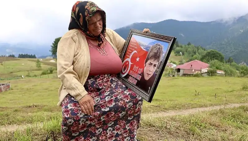 DEM Parti'den Eren Bülbül'ün Annelerine Unutulmaz Bayram Kutlaması