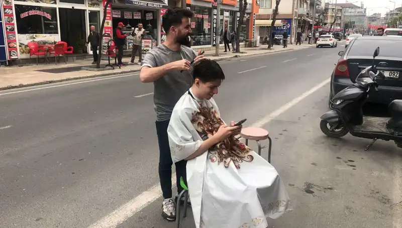 Deprem Anında Yarım Kalan Tıraşını Sokakta Tamamlayan Adamın Hikayesi
