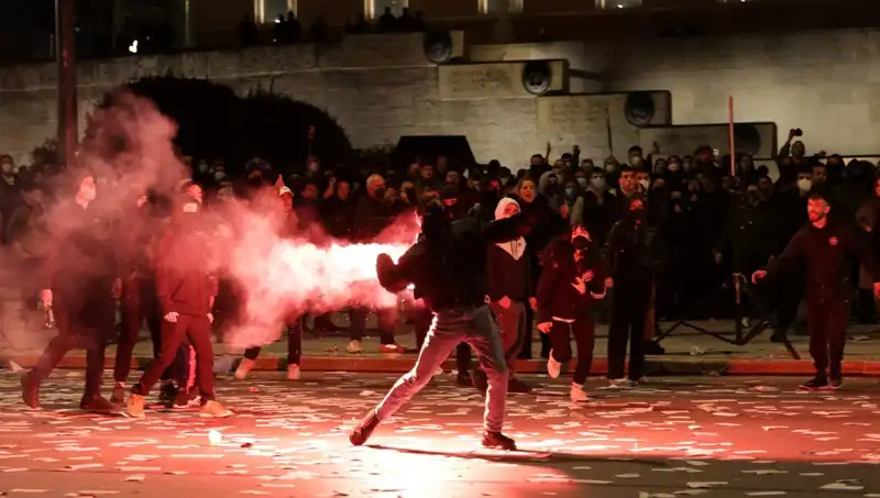 Yunanistan'da Hükümete Gensoru: Atina Sokakları Karıştı, Protestolar Yükseliyor