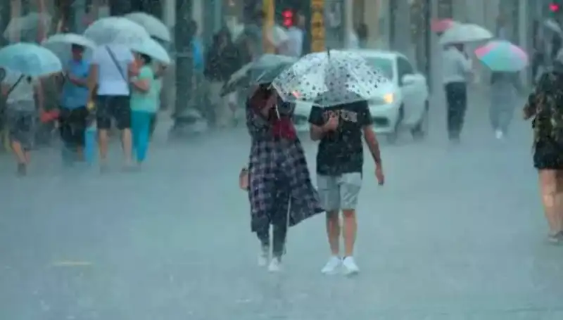 Meteoroloji'den Acil Uyarı: İstanbul'da Sağanak, Yangın Bölgesinde Şiddetli Rüzgar Bekleniyor