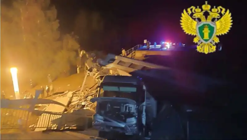 : Rusya'da İki Köprü Çöktü, Yedi Kişi Hayatını Kaybetti: Trenler Raydan Çıktı