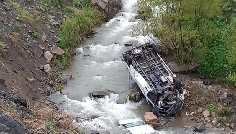 Hakkari'de Feci Kaza: İşçileri Taşıyan Minibüs Devrildi, İki Can Kaybı