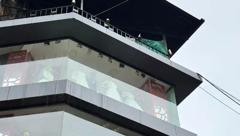 Giyim Mağazasında Korkutan Yangın: Alışveriş Tutkunları Panik İçinde Kaçtı