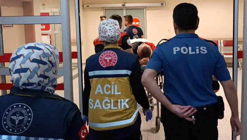 Polis Ekiplerinin Yer Aldığı Kazada İki Kişi Yaralandı