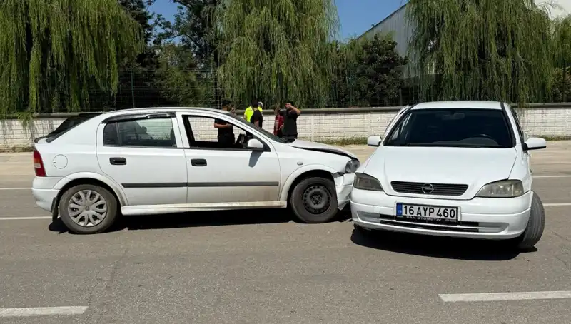 İki Otomobil Çarpıştı, İki Kişi Yaralandı: Trafik Kazasının Detayları