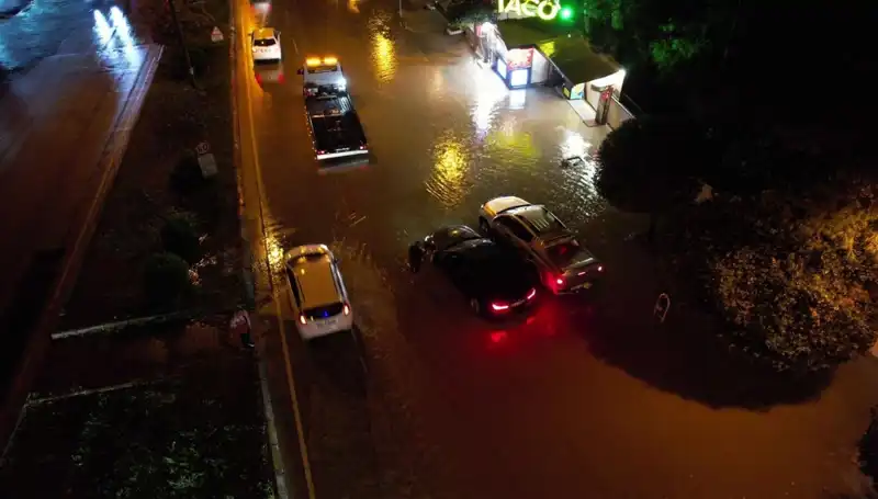 Adana'da Aniden Bastıran Sağanak Yağış Hayatı Felç Etti