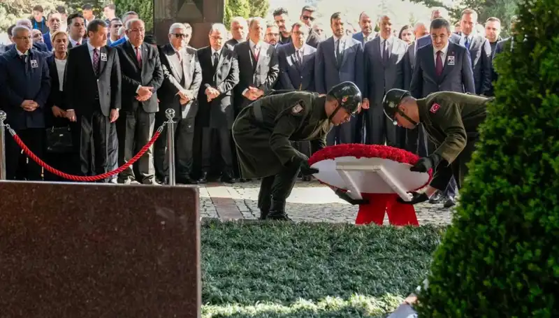 Turgut Özal, Vefatının Yıldönümünde Mezarı Başında Anıldı: Duygusal Anlar