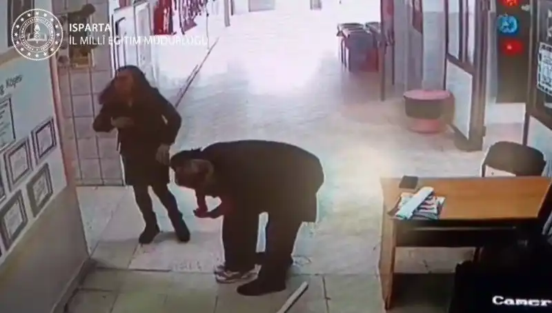 Okulun Kahramanı: Öğretmen, Öğrencisini Heimlich Manevrası ile Kurtardı