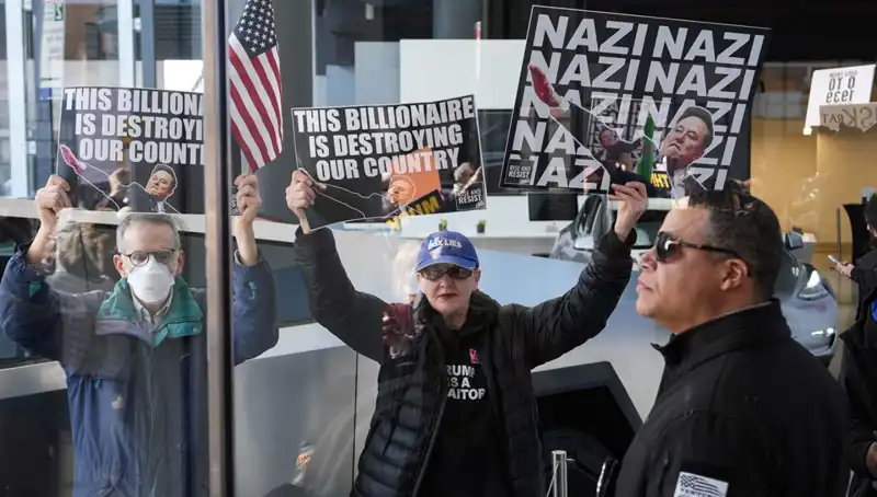 Elon Musk’a Protesto: SpaceX ve Tesla Önünde Tepkiler Yükseliyor