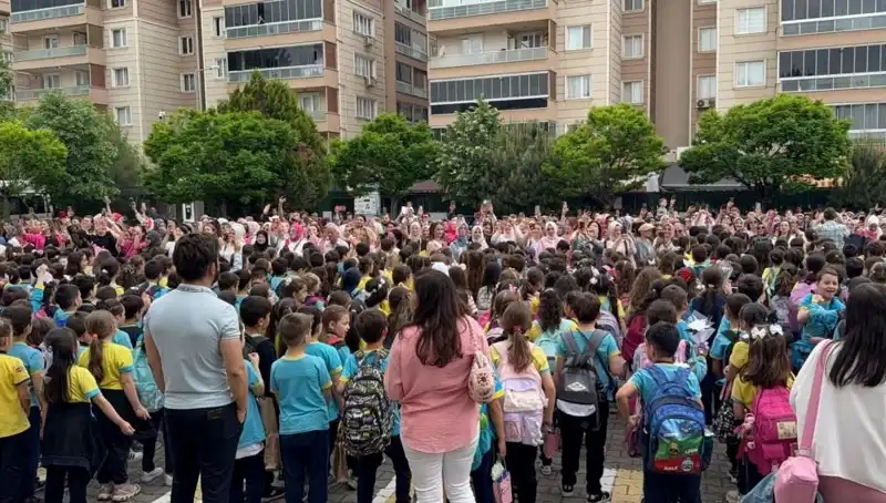 Öğrencilerden Annelerini Duygusal Anlara Sürükleyen Anlamlı Sürpriz
