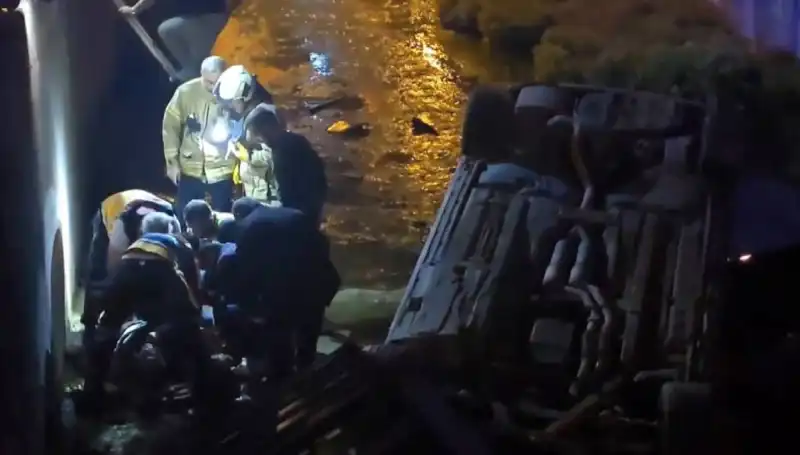 Sürücü Kaza Yerinden Kaçtı, Yaralıyı İtfaiye Kurtardı