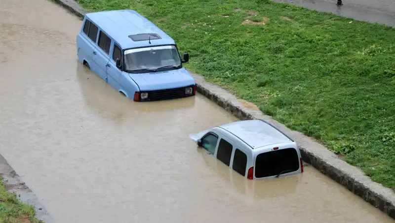 Geceyi Su İçinde Geçiren Şehir: Sağanak Yağış Sonrası Araçlar Mahsur Kaldı