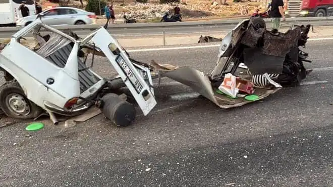 Bariyere Çarpan Araçta Bir Can Kayıbı, Bir Yaralı: Kazanın Detayları Ortaya Çıktı