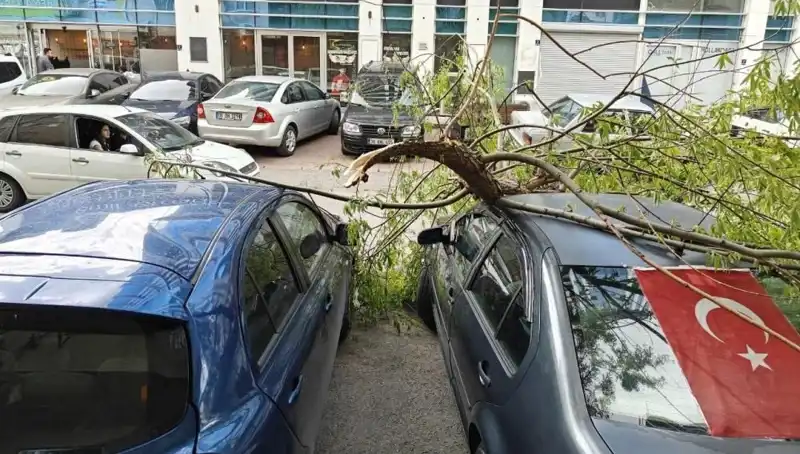 Kayseri'de Kıran Kıran Fırtına: Milyonlarca Liralık Zarar!