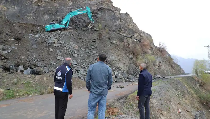 ** Hakkari'de Kaya Düşmelerine Karşı Güvenlik Önlemleri Artırılıyor**