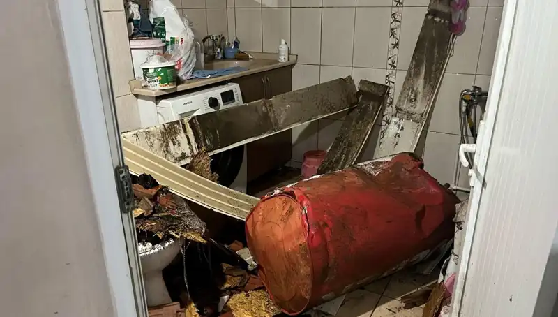 Ege'de Fırtına Alarmı: Ağaçlar Devrildi, Caddeler Beyaza Büründü!