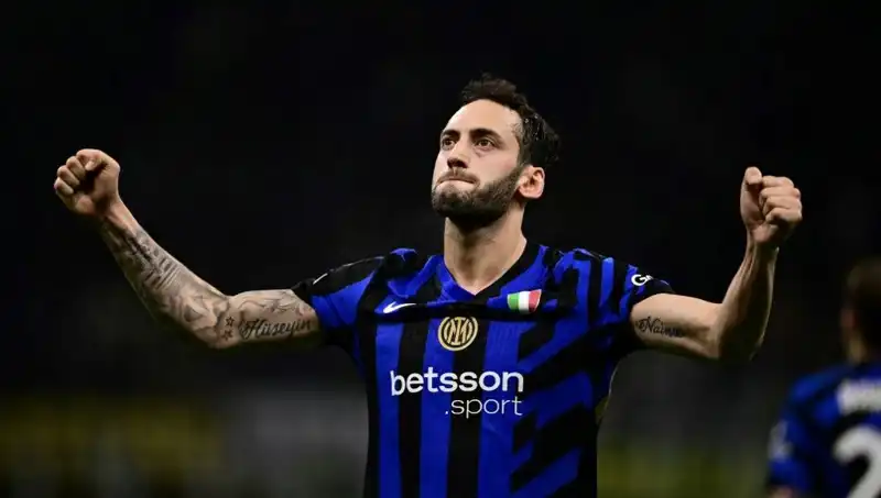 Hakan Çalhanoğlu Tatilde, Inter Onun İçin Camp Nou'da Bekliyor