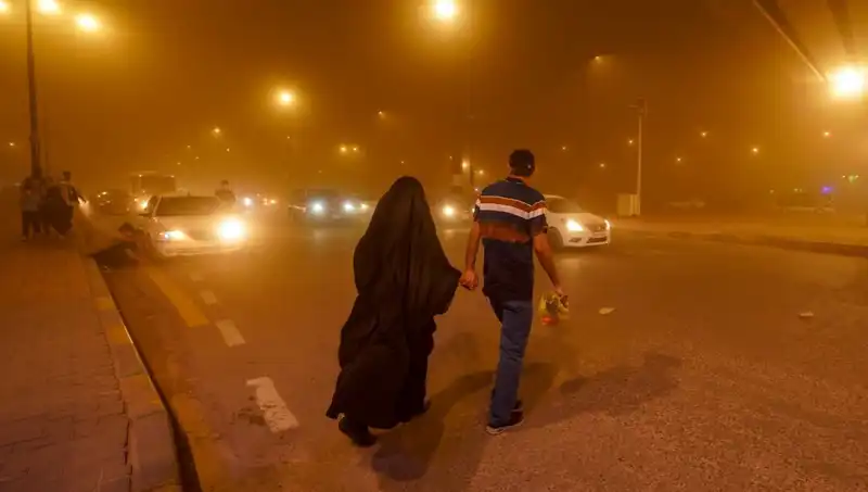 Irak'ta Kum Fırtınası: Havalimanları Kapandı, Hastaneler Dolu!