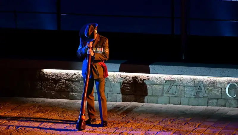 Anzak Koyu'nda Duygusal "Şafak Ayini" ile Geçmişe Saygı Gösterildi