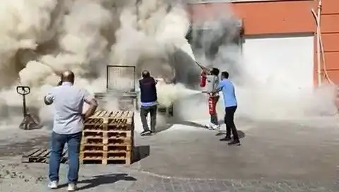 Alışveriş Merkezi Deposu Korkunç Yangınla Sarsıldı!