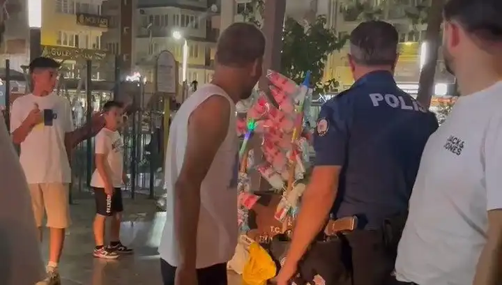 Küçük Çocuğun Pamuk Şeker Satıcısına Bıçaklı Saldırısı Şok Etti