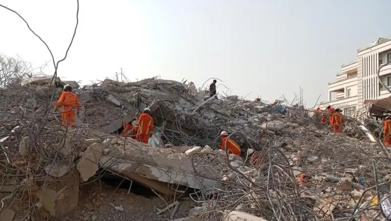 Türkiye’nin Arama Kurtarma Ekipleri, Myanmar'da Enkaz Altından Bir Kişiyi Kurtardı