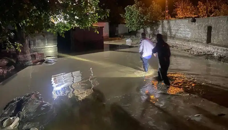Kısa Sürede Korkutucu Sel: 20 Dakikada 1 Ev Çöktü, 3 Ev Boşaltıldı