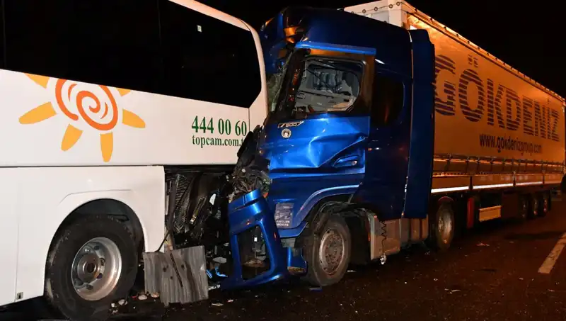Tur Otobüsü ile Tır Çarpıştı: 13 Kişi Yaralandı