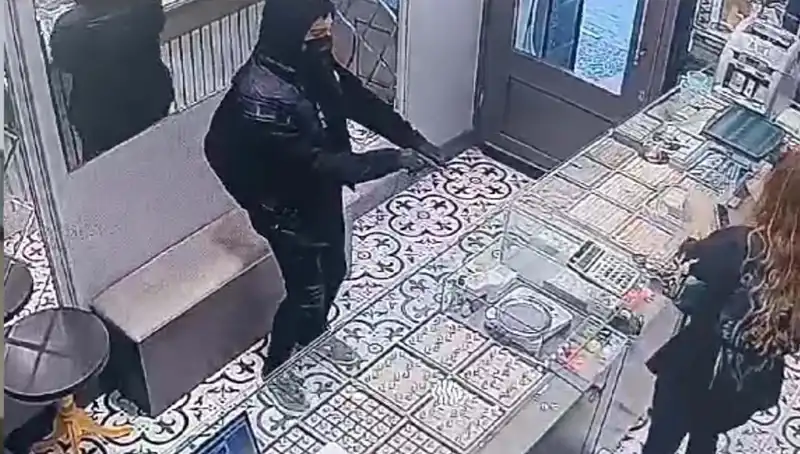 Soygun Girişimi Komik Bir Tesadüfle Sonuçlandı: Dolaba Takılan Hırsız!