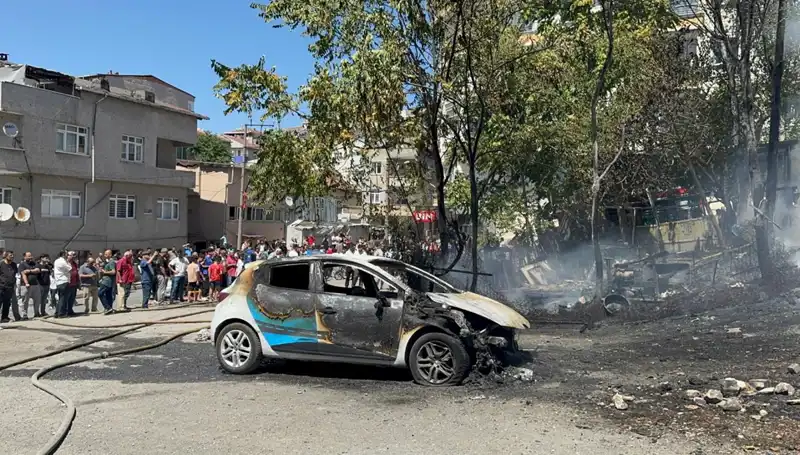Gecekonduda Çıkan Yangın, Park Halindeki Araçları Alevlere Göre Emretti