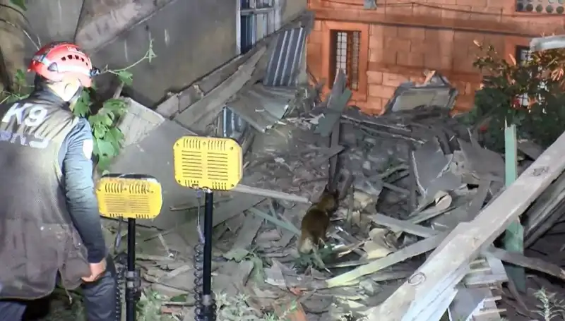İstanbul'da Deprem Sonrası Çöken Bina: Korkutan Gelişmeler