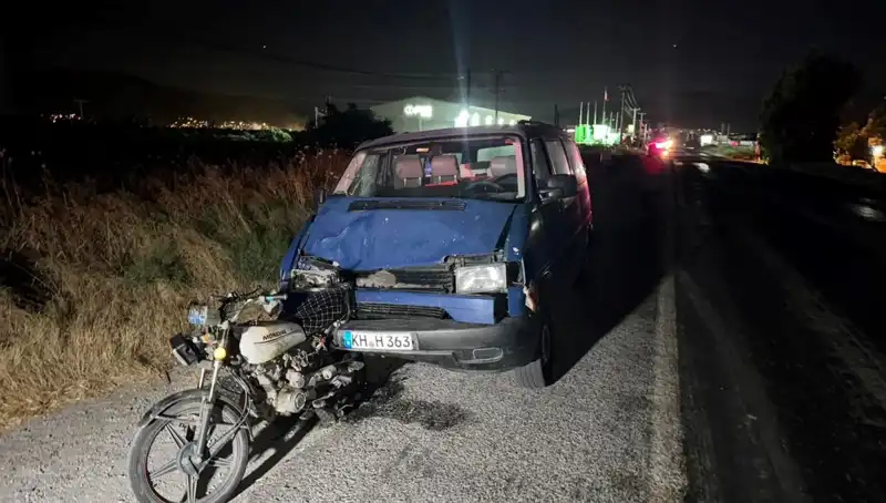 Söke'de Minibüs Motosiklete Çarptı: 3 Kişi Yaralandı, Kaza Anı Kamerada