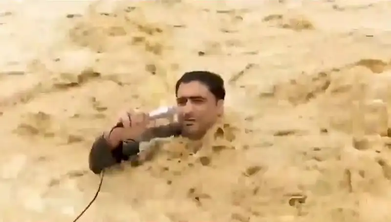 Yayın Sırasında Sel Sularına Kapılan Sunucu, Hayatta Kalma Mücadelesini Anlattı