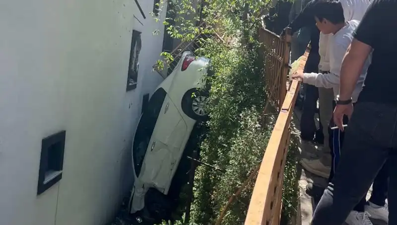 Kağıthane'de Dehşet Anları: Metrelerce Sürüklenen Araç Kazası