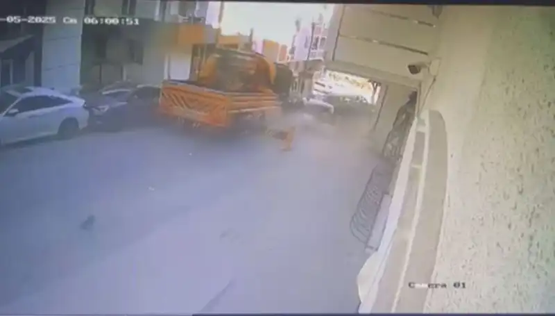 Kontrolden Çıkan Vinç, 23 Araçla Dolu Trafiği Tek Fırça Darbesiyle Mahveder!
