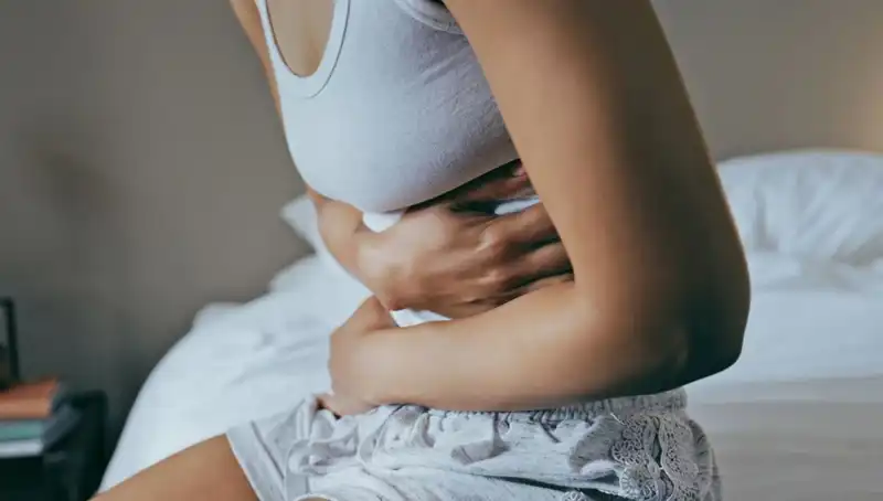 22 Yaşında Bağırsak Kanseri Teşhisi: Aylar Süren Belirtiler Görmezden Gelindi!