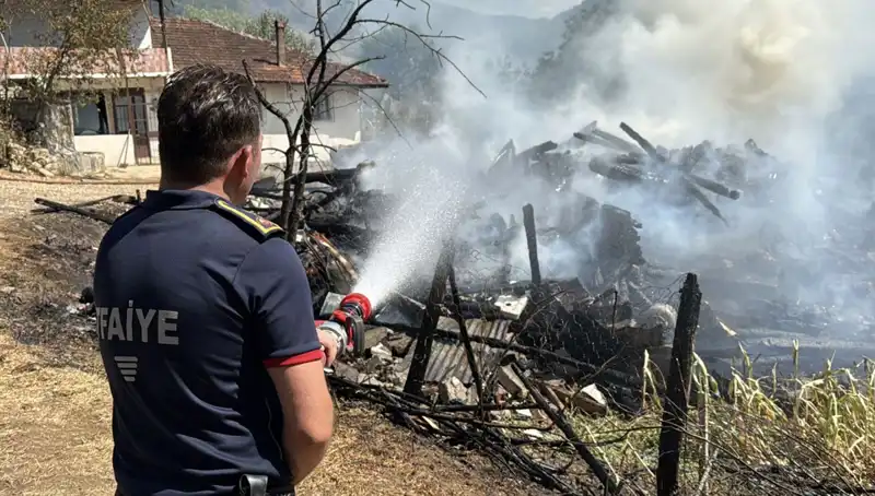 Evde Çıkan Yangın Ormana Sıçradı: Ekipler Günlerdir Mücadele Ediyor!