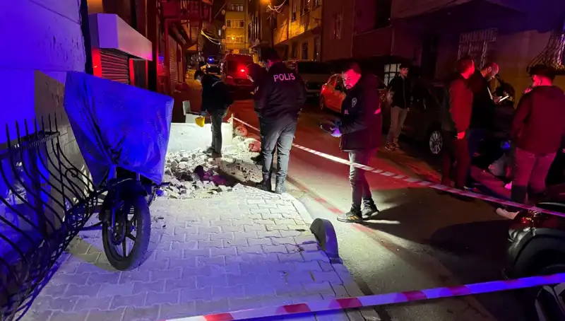 Küçükçekmece'de Plakasız Motosikletle Saldırı: Güvenlik Kameraları İnceleniyor